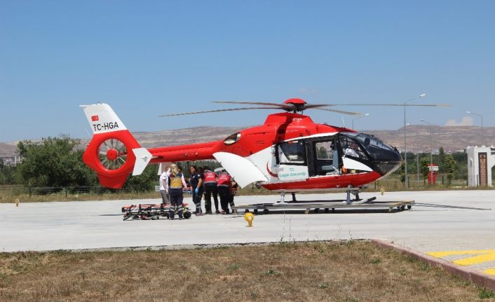 Hareket halindeki traktöre binmek isterken altında kaldı