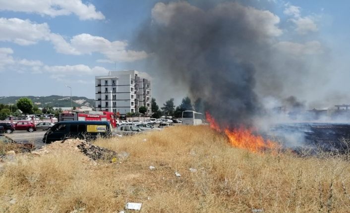 Hastane yakınında korkutan yangın