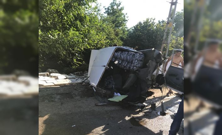 İkiye bölünen otomobilden sağ çıktılar