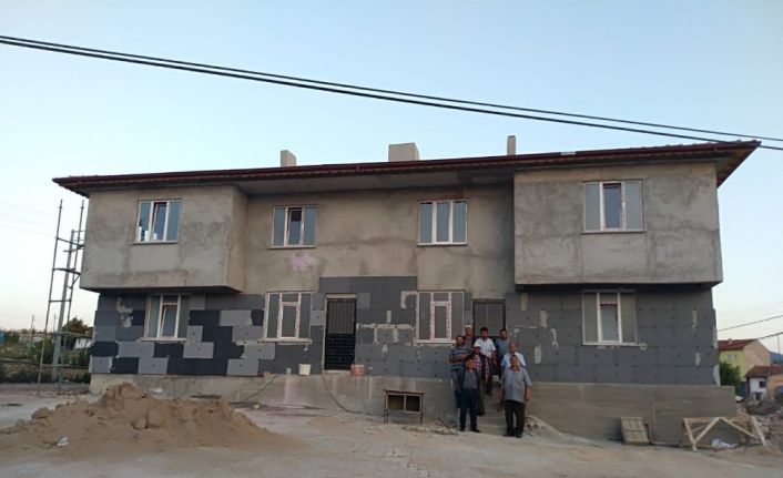 İmece usulü imam evi yapıp yollara kilitli parke taşı döşediler