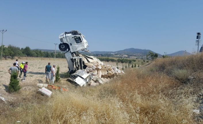 Isparta’da saman yüklü tırın kupası şaha kalktı: 1 yaralı