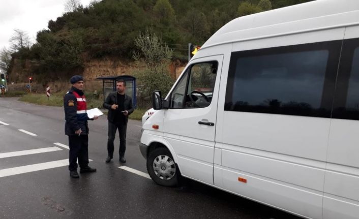 Jandarma trafik destekçisi iki örenciye katılım belgelerini takdim etti