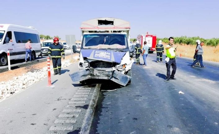 Kamyonet ile otomobil çarpıştı: 5 yaralı