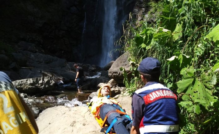 Kayalıklardan düşen vatandaş kurtarıldı