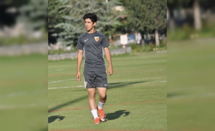 Kayserispor, Mehmet Eray’la profesyonel sözleşme imzaladı