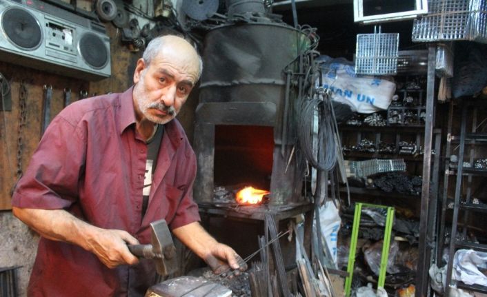 Kebap şişleri bayram için dövülüyor