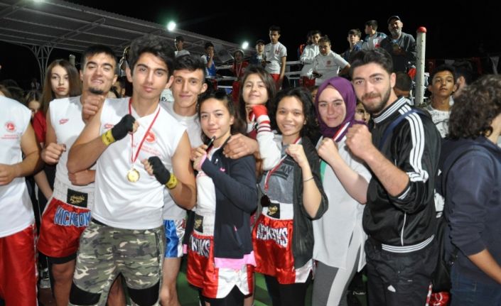 Kick Boks sporcularının madalya sevinci