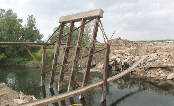 Köprü yıkıldı, sürücüler isyan etti