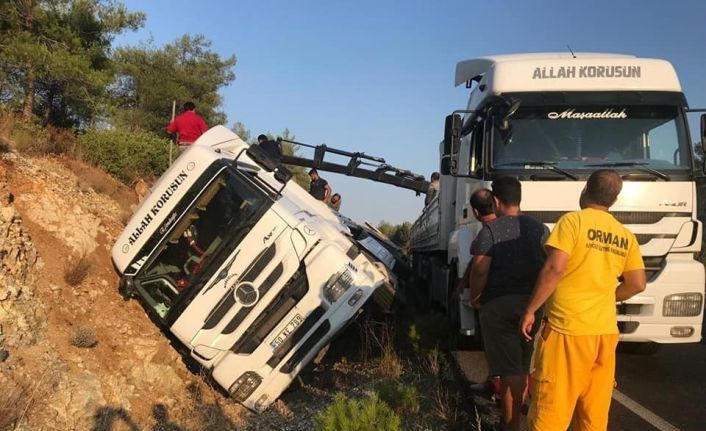 Köyceğiz’de tomruk yüklü tır devrildi