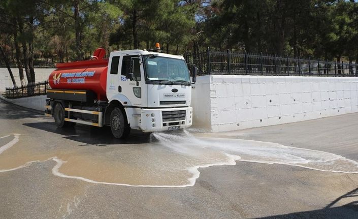 Kuşadası’nda camiler ve mezarlıklar temizleniyor