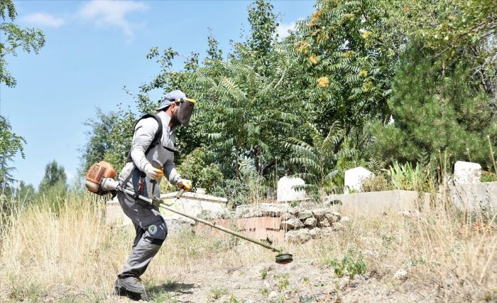 Mamak’ta mezarlıklar bayrama hazırlanıyor