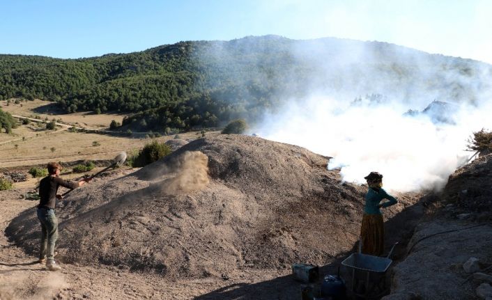 Mangal kömürü ocaklarının başında gece gündüz nöbet tutuyorlar