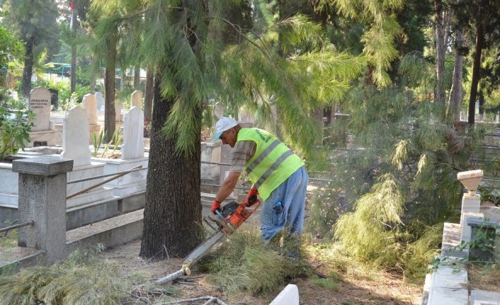 Mezarlıktaki bakım çalışmaları sürüyor