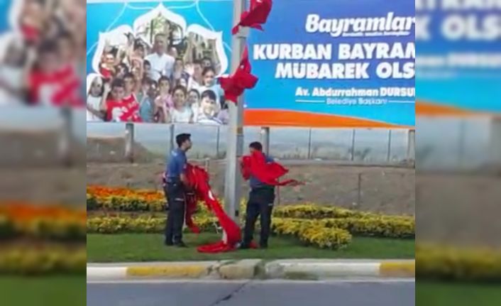 (ÖZEL) Polisler Türk Bayrağını yerde bırakmadı