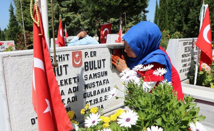 Şehit annesinden yürek burkan mezarlık ziyareti