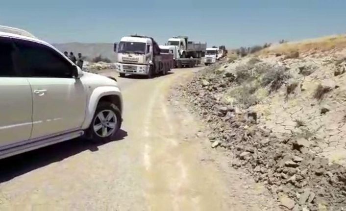 Siirt’te baraj kapaklarının açılmasıyla yol ulaşıma kapandı, araçlar mahsur kaldı