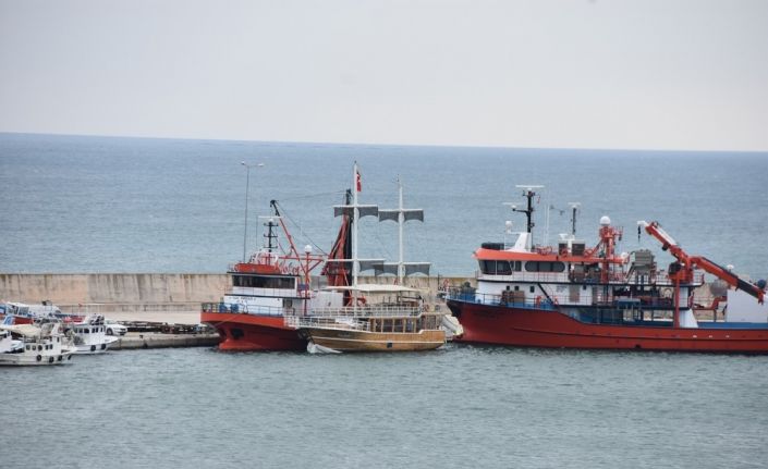 Sinop’ta karaya oturan tekne kurtarıldı