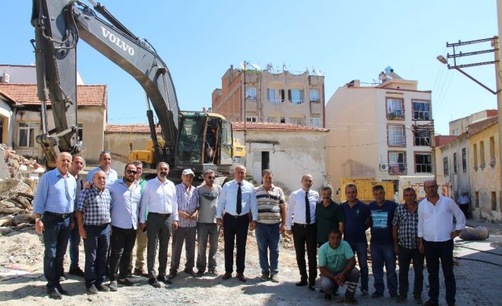 Söke’de trafiği rahatlaması için 3 ev yıkıldı