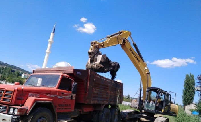 Taşkın sel suyu kanalları temizleniyor