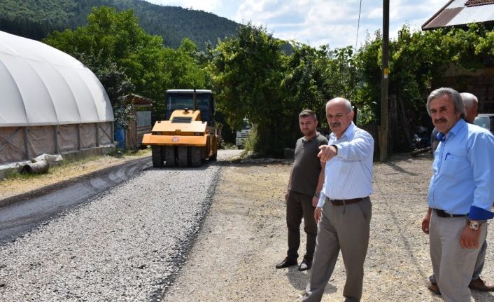 Uzun, Eskipazar ilçesinde asfalt kaplama çalışmalarını inceledi