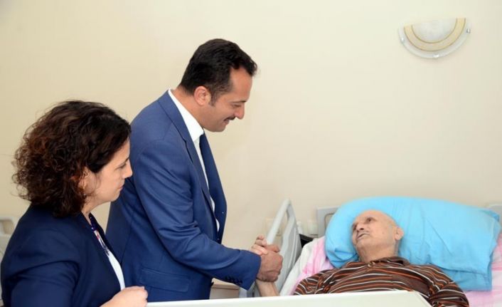 Vali Şentürk, huzurevi sakinleriyle bir araya geldi