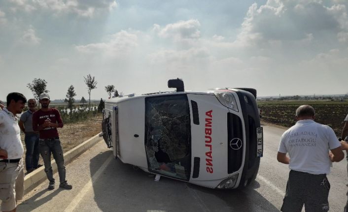 Adana’da ambulans ile otomobil çarpıştı: 1’i bebek 4 yaralı