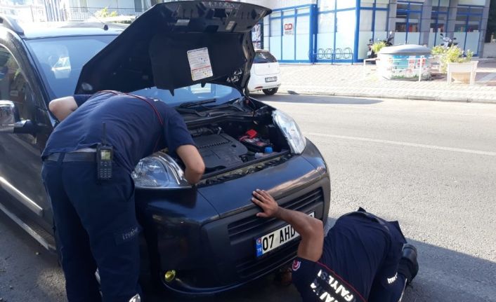 Alanya’da aracın motor kısmına sıkışan yavru kedi kurtarıldı