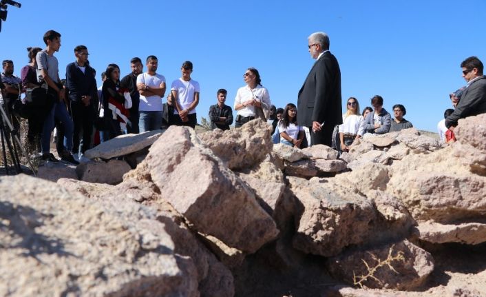 ASÜ arkeoloji öğrencileri, ilk dersi Güvercinkayası’nda uygulamalı olarak işledi