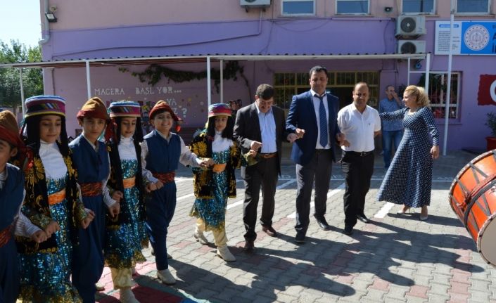 Bağlar Belediyesi’nden botanik parka dönüştürülen okula kırtasiye desteği