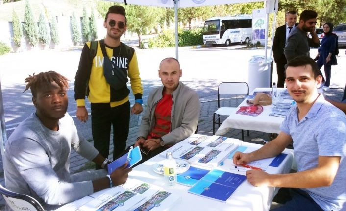 Bartın Üniversitesi’nin yeni öğrencileri kurulan stantlarda bilgilendirildi