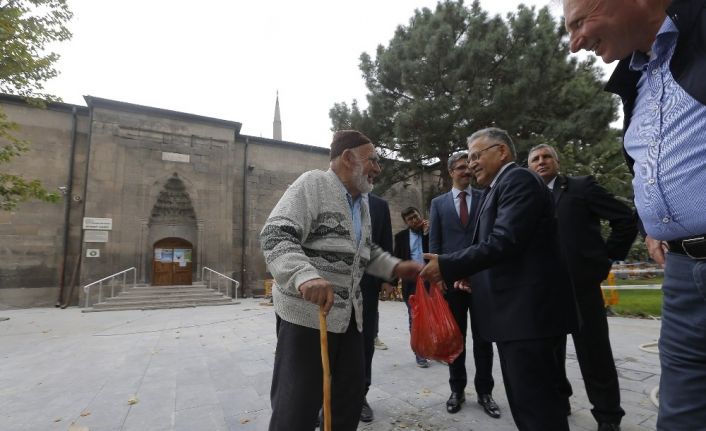 Başkan Büyükkılıç, Hunat Camii çevresinde yapılan çalışmaları inceledi