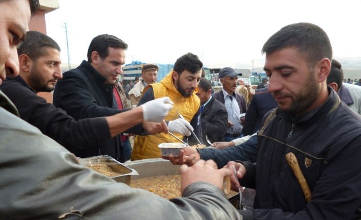 Başkandan hayvan pazarında vatandaşa aşure ikramı