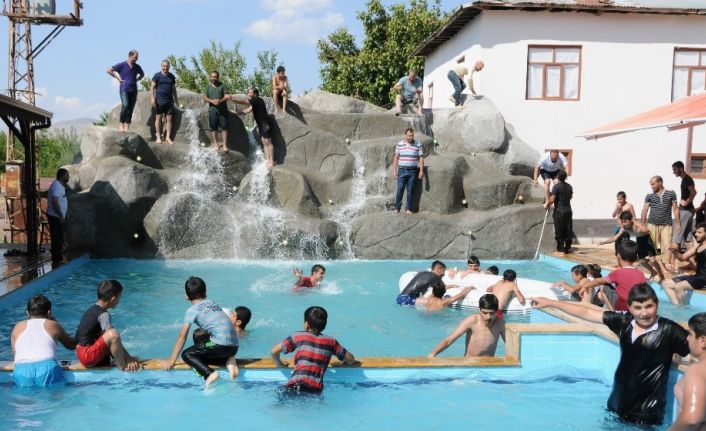 Çocuklara verdiği sözü tuttu, havuz yaptırdı