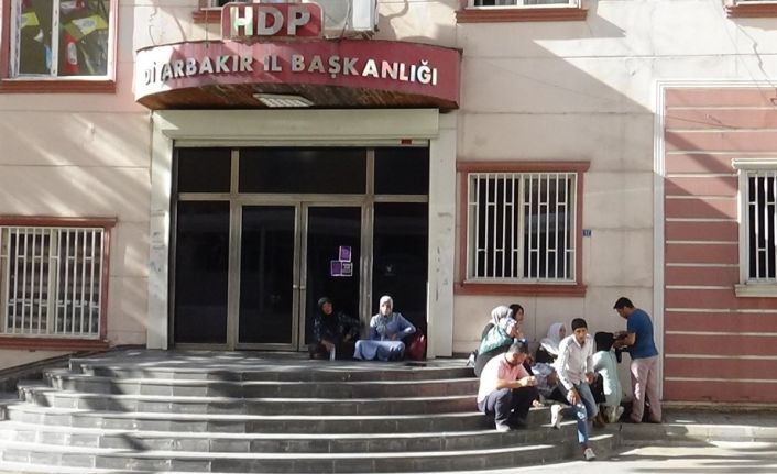 Çocukları dağa kaçırılan ailelerin HDP önündeki eylemi 2. gününde