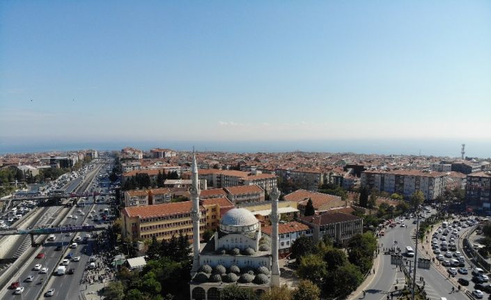 Depremde caminin minaresi yıkıldı