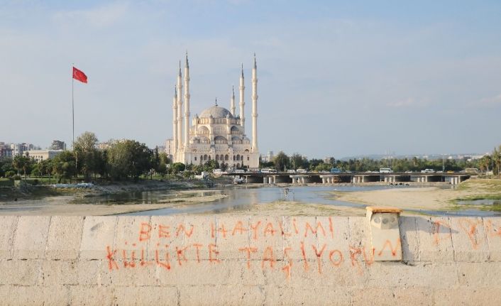 Dünyanın en eski köprüsüne sprey boya ile yazı yazdılar