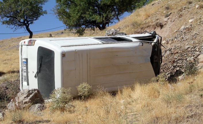 Elazığ’da minibüs şarampole yuvarlandı : 2 yaralı