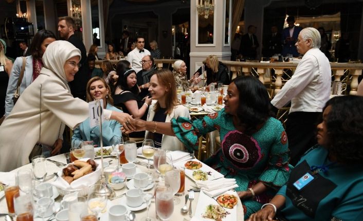 Emine Erdoğan, New York’ta Fashion Design defilesini izledi