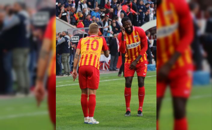 Emmanuel Adebayor:  "Bilal’e inanıyorum. Yalan söylemez"