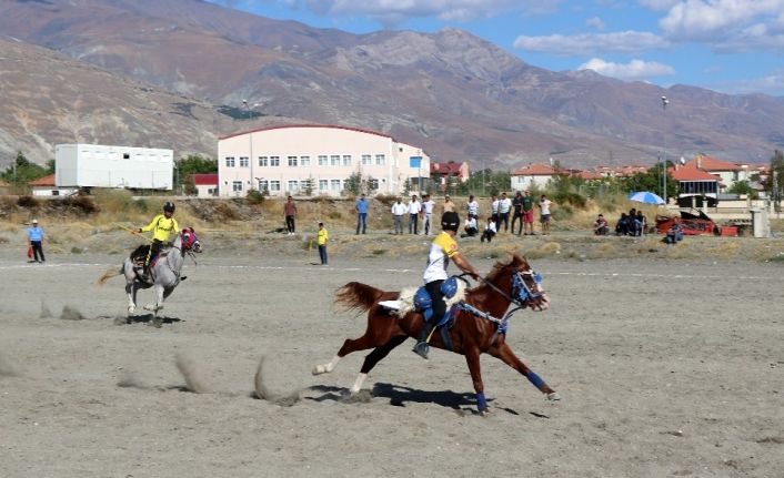 Erzincan’da nefes kesen atlı cirit müsabakaları sona erdi