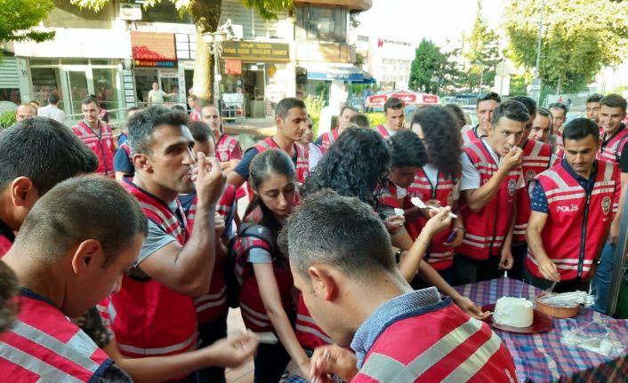 Göreve yeni başlayan polislere manda yoğurdu ikramı