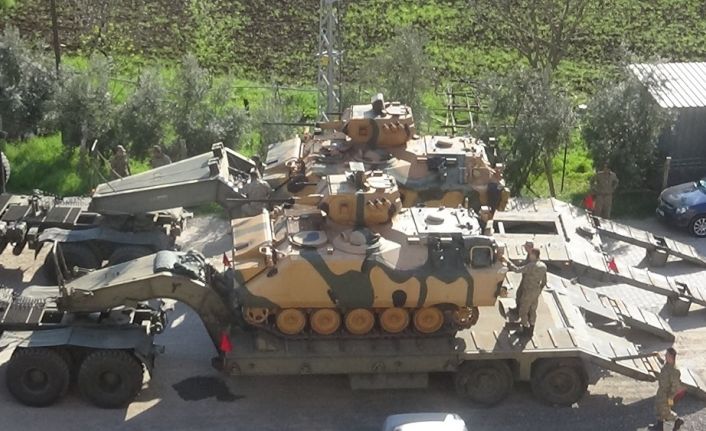 Hatay’dan sınır birliklerine tank sevkiyatı sürüyor