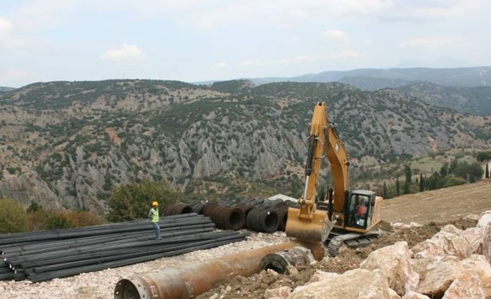 Heyelan bölgesine fora kazık çakılmaya başladı