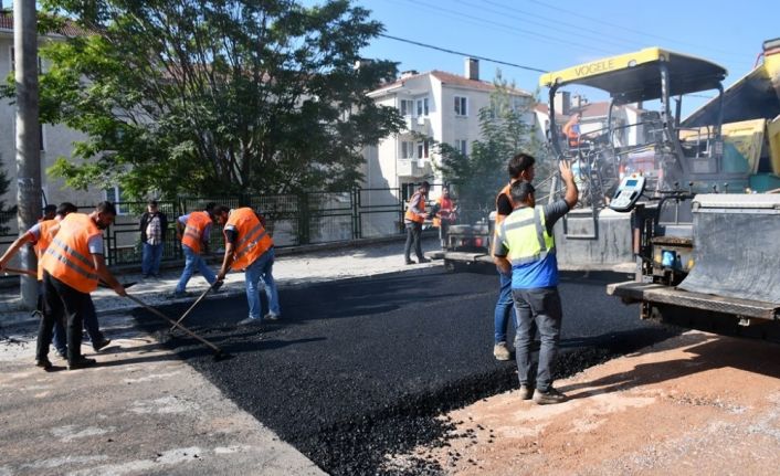 İnegöl’de sıcak asfalt çalışmaları devam ediyor