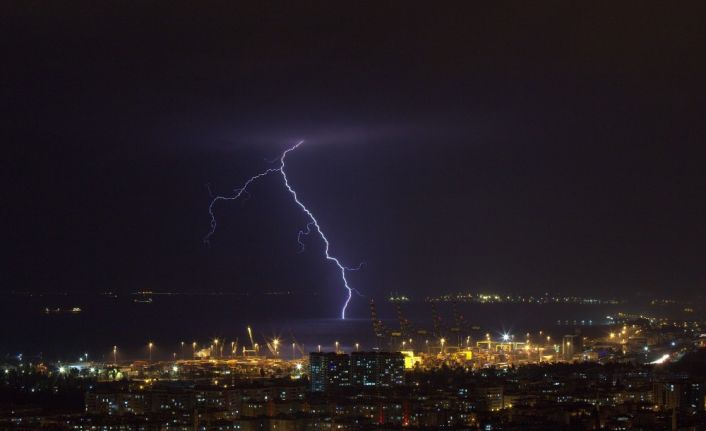 İskenderun’da şimşekler geceyi gündüze çevirdi, yağmur hayatı olumsuz etkiledi