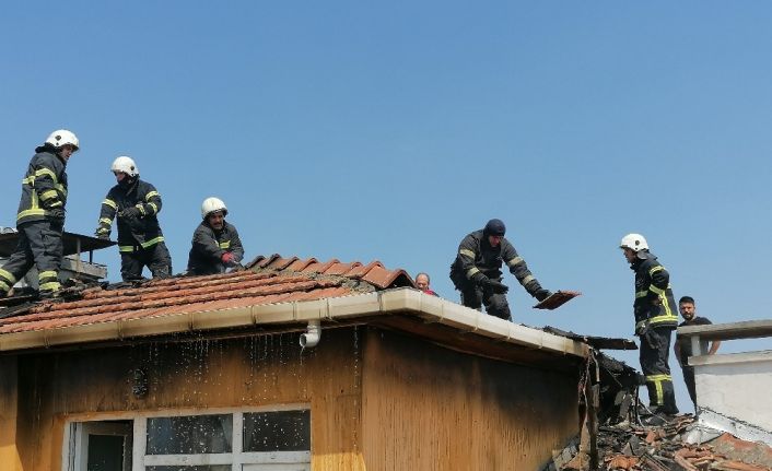 İzolasyon yapımı sırasında çıkan yangın paniğe neden oldu