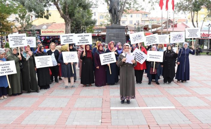 Karamanlı annelerden HDP binası önünde bekleyen annelere destek