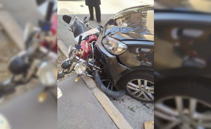 Karşı şeride fırlayan araç motosikleti altına aldı: 1 yaralı