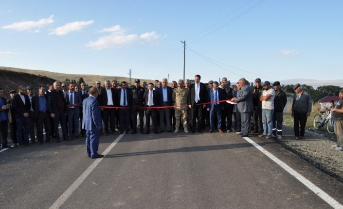 Kars’ta sıcak asfalt köy yolları hizmete tek tek giriyor