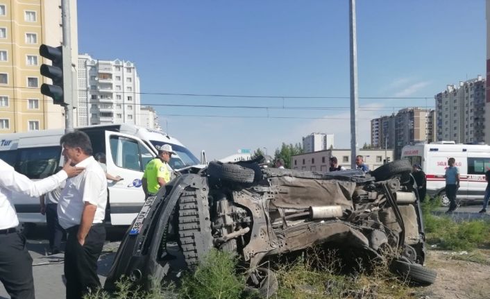 Kayseri’de öğrenci servisi ile otomobil çarpıştı: 4 yaralı